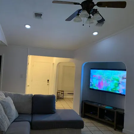 Cheerful 3-Bedroom With A Pool